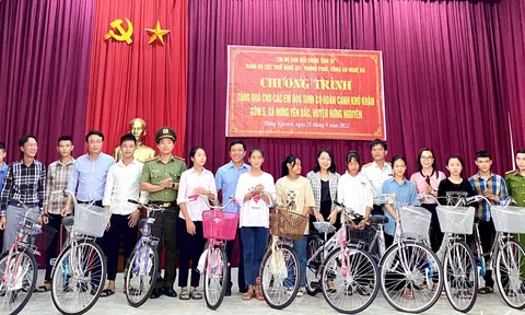 Nghệ An: Tổ chức chương trình: "Tặng quà học sinh có hoàn cảnh khó khăn" tại huyện Hưng Nguyên
